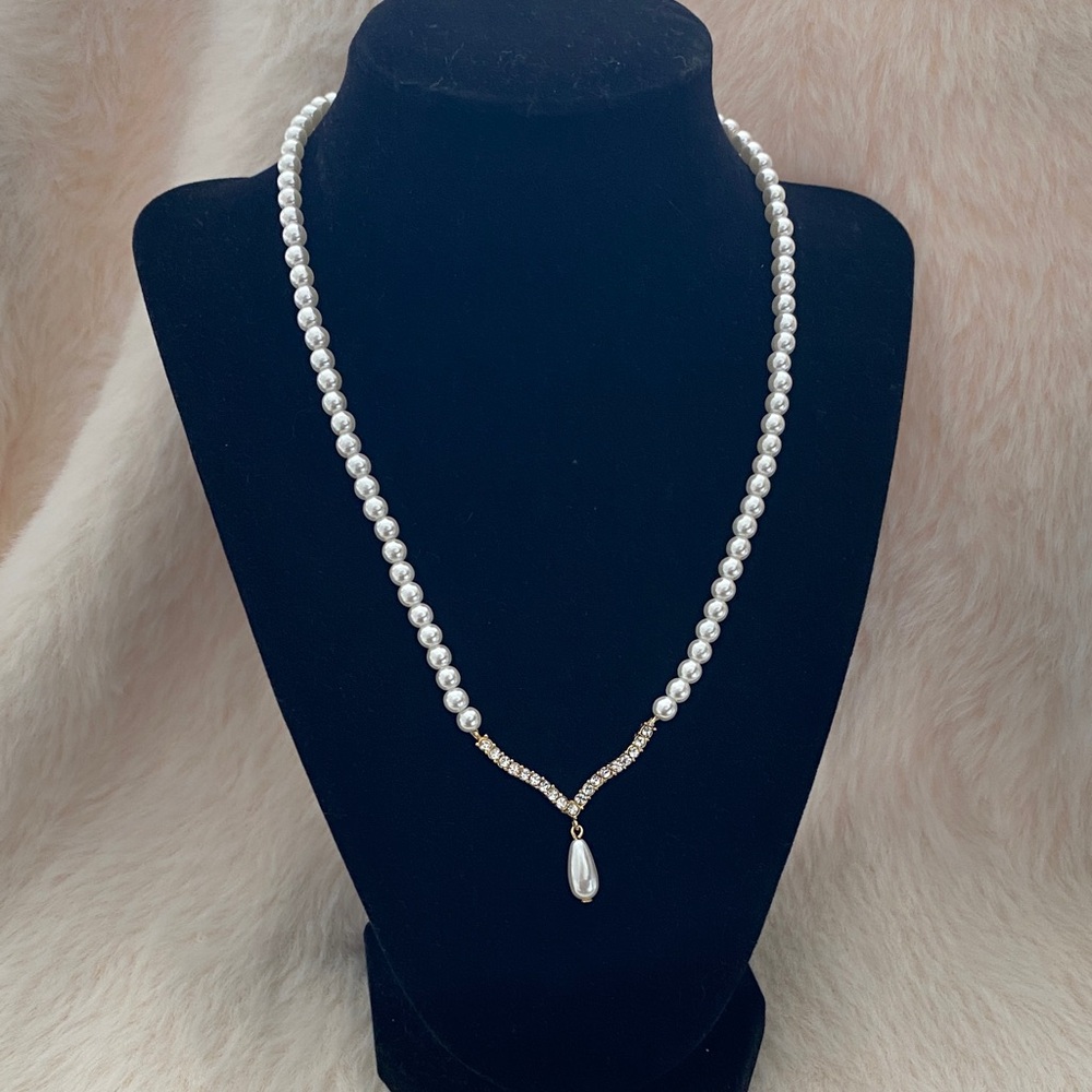 Classic Pearl Necklace with Gold Detailing